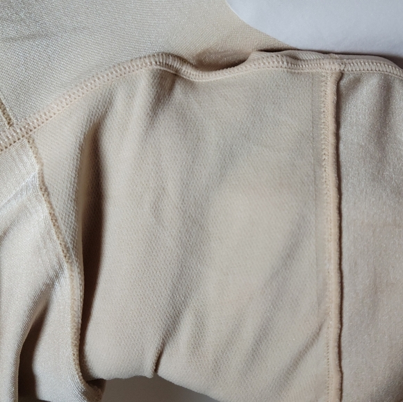 SPANX OnCore Mid-Thigh Shaping Shorts Size Medium - Picture 6 of 8